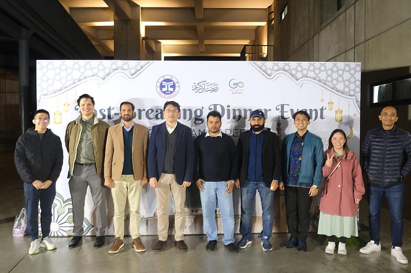 元智大學梁韵嘉國際長（左4）與外籍教授參與穆斯林齋戒月宗教儀式。