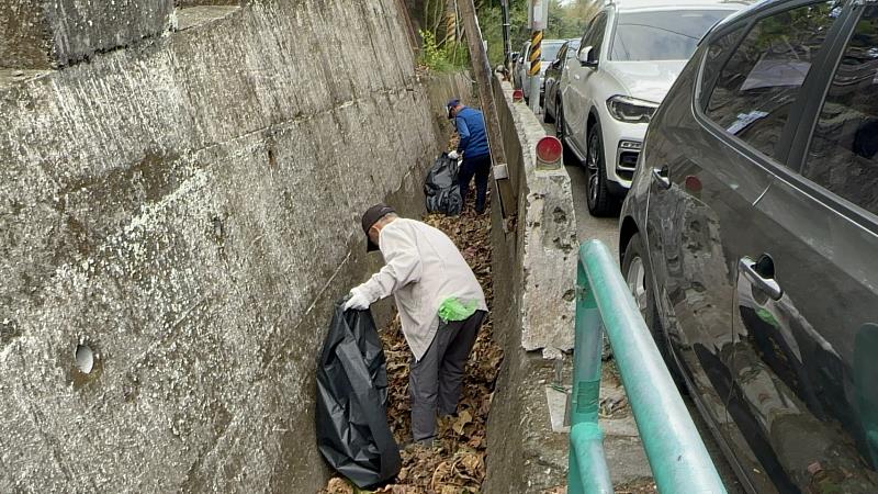 救國團屏東縣團委會發起「青年環保-關懷環境」淨山行動 齊聚尾寮山 實踐無痕山林新生活