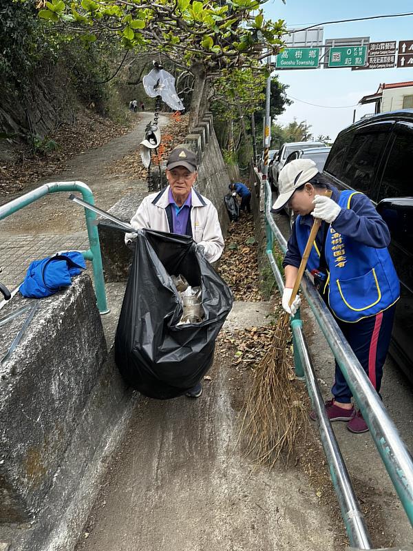 救國團屏東縣團委會發起「青年環保－關懷環境」淨山行動
