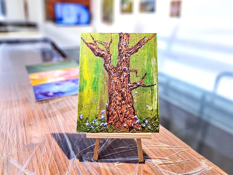 參與者完成的小型風景畫作，呈現不同色彩與肌理所構成的微型山林。