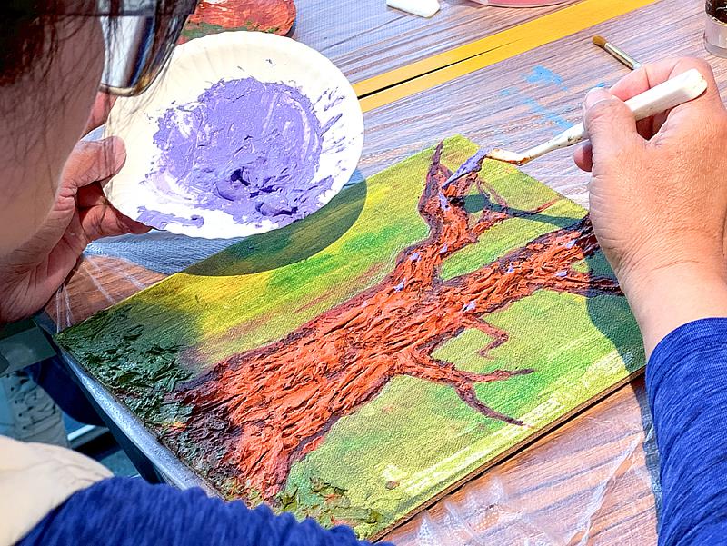 學員透過刮刀與顏料堆疊紋理，在畫布上發展屬於自己的風景想像。