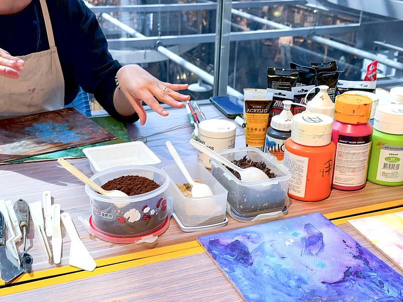 工作坊準備多種創作材料與顏料，讓參與者嘗試不同質地的風景表現方式。