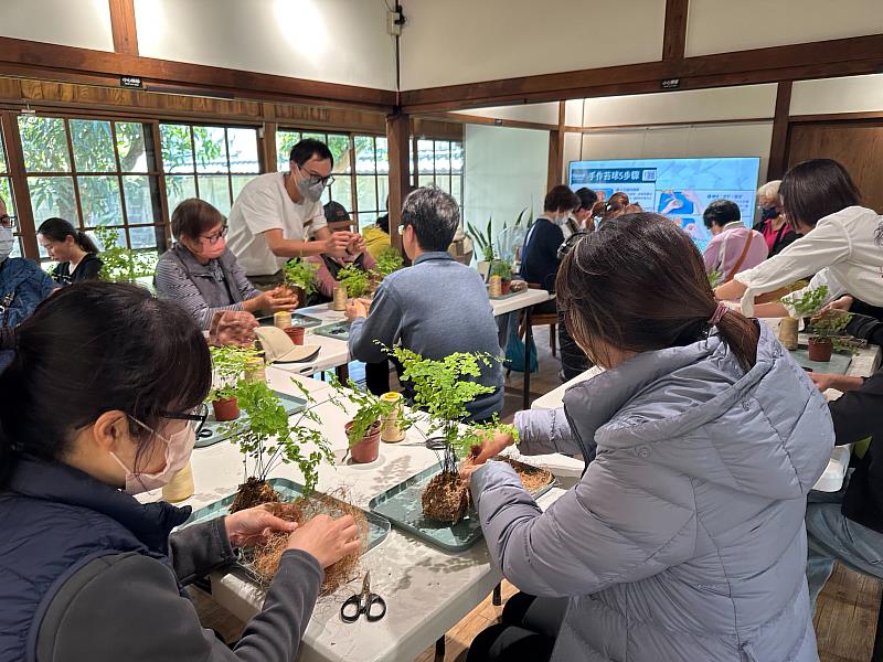 療癒苔球手作活動民眾響應熱烈。