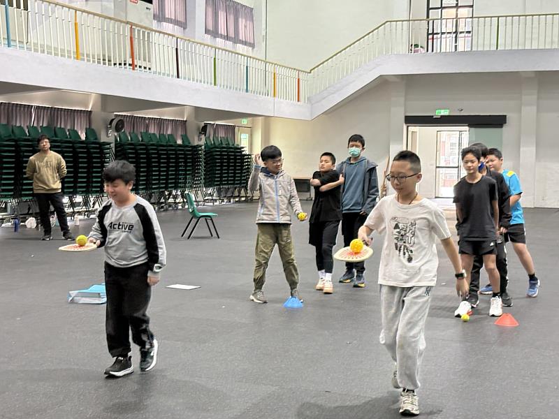 吉安國小六年級學生分組進行課程活動。