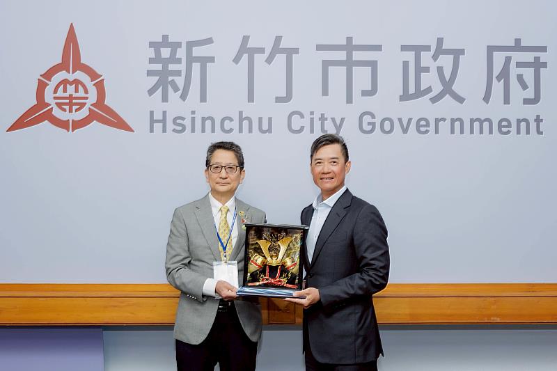 大牟田市中央獅子會長金富克贈紀念品－日本武士頭盔。