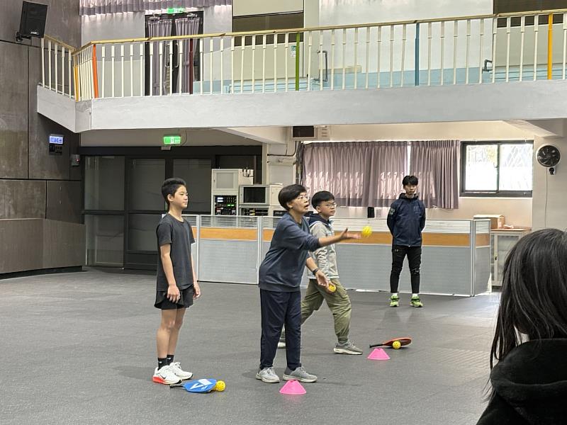 東華大學體育系尚憶薇教授進行教學說明與示範。