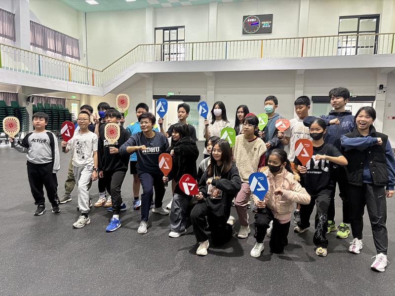 課程活動結束後尚憶薇教授與吉安國小六年級學生開心大合照。