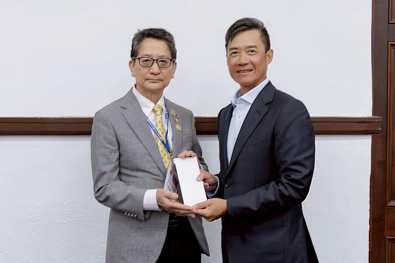 大牟田市中央獅子會長金富克己轉送大牟市長関好孝問候信。