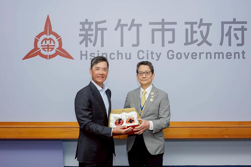 副市長林琨瀚贈紀念品-一柿蘋安。