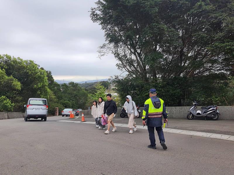 警方於大坪頂永生園實施交通管制措施。