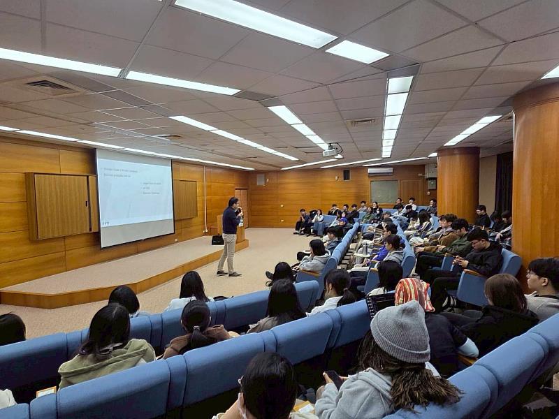 澳洲雪梨科技大學國際發展經理Thomas向東華大學學生進行說明會。
