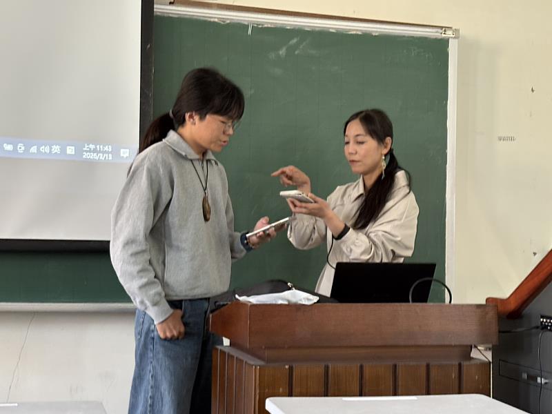 陳逸雯企畫教導學生如何用手機操作影音軟體。