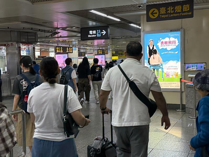 在城市匆忙的步伐中，公益燈箱成為一盞提醒社會關懷的燈，陪伴遲緩兒家庭勇敢前行。（台灣摩菲爾提供）