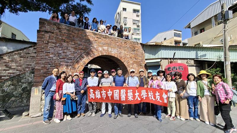 中國醫藥大學高雄校友會舉辦台南藝文之旅,大家漫步古都老街。