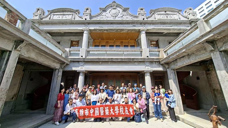 高雄校友會參訪台南信義街芳宅。