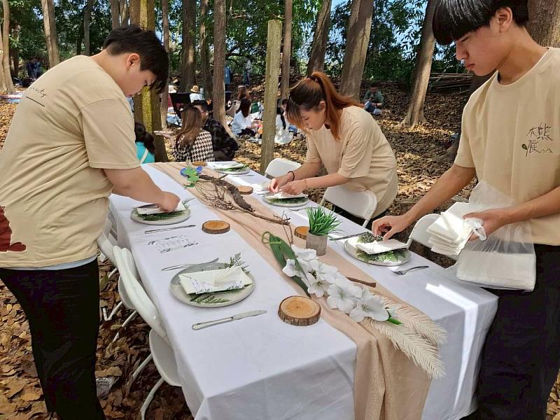 外場團隊協助擺設。
