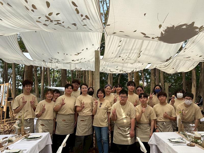 崑大餐飲系外場團隊順利於森林戶外環境中進行服務。