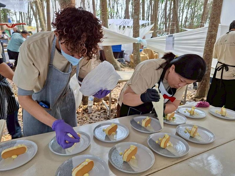 崑大餐飲系師生準備甜點「森林之果」亦是自森林意象為發想主題。