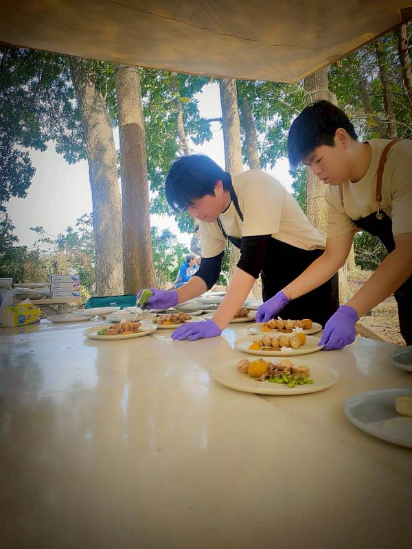 馬永曾副主任（左）帶領學生設計與製作創意套餐。