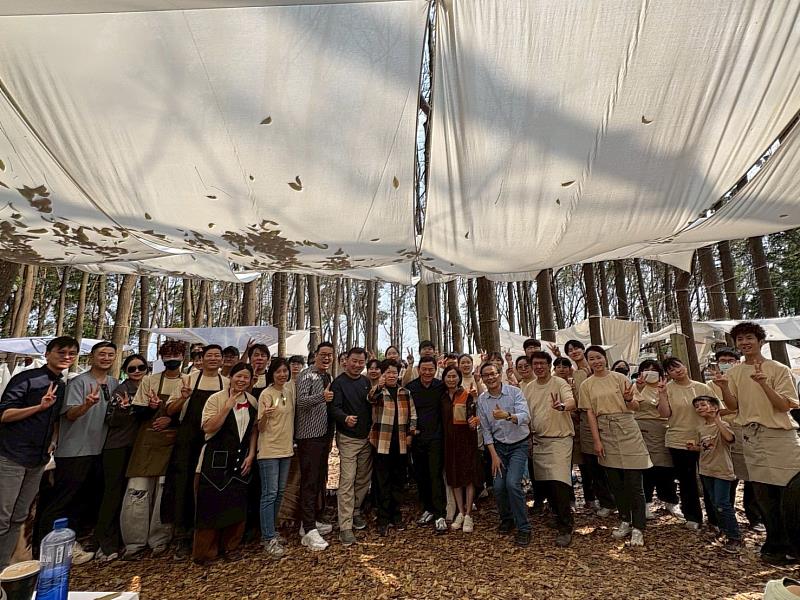 崑山科大餐飲系4度參與灰熊綠展集,校內師長皆出席支持。