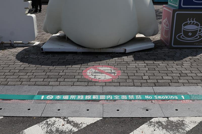 嘉義火車站前廣場禁菸標線。