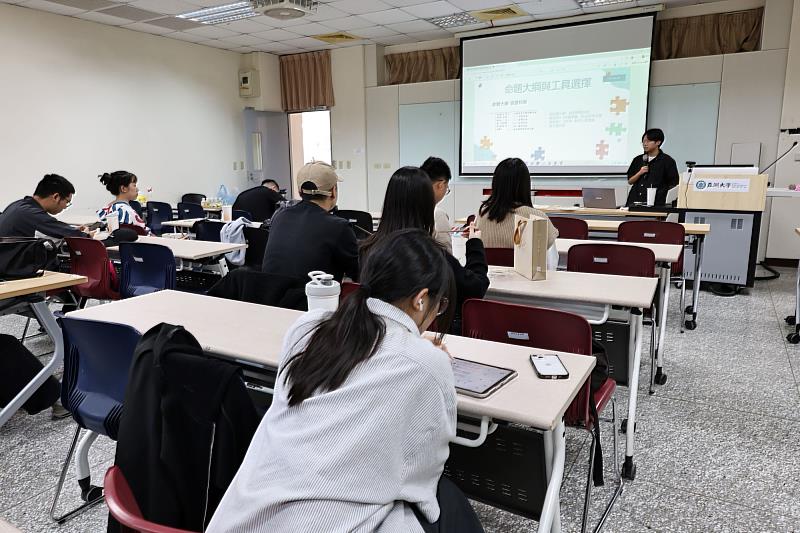 任職於陽明交大附設醫院的語言治療師鄭捷伃系友，無私傳授國考衝刺秘訣與求職面試的實戰經驗。