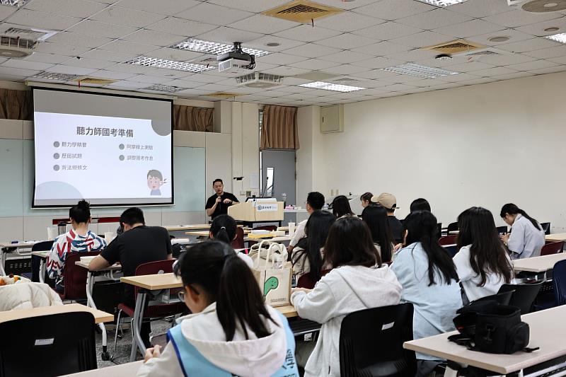 系友李亮奇,現任利凌科技儀器部聽力師,向學弟妹詳細解析聽力師國考準備方向與多元職涯發展趨勢。