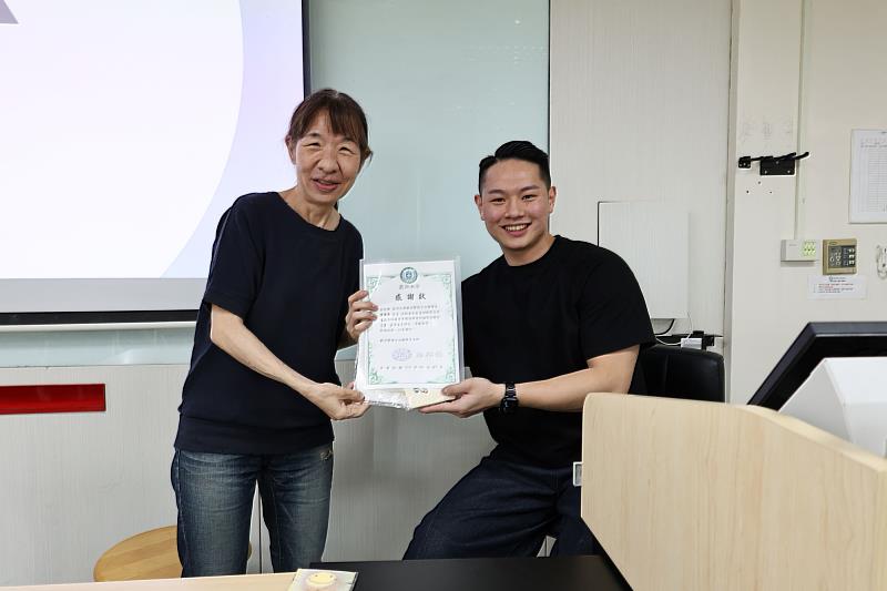亞大聽語系柳佩辰老師（左）代表致贈感謝狀與禮品，感謝李亮奇聽力師（右）返校熱情分享，為學弟妹引路。