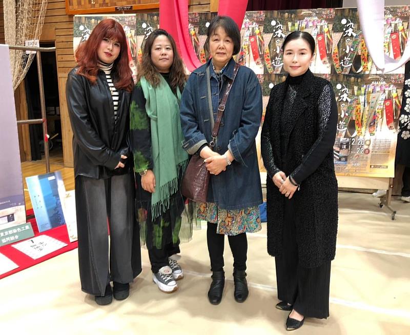 亞洲大學時尚系林靑玫主任(右1)等師生與日本東京文化學園大學佐藤百合子教授(右2)交流合影。