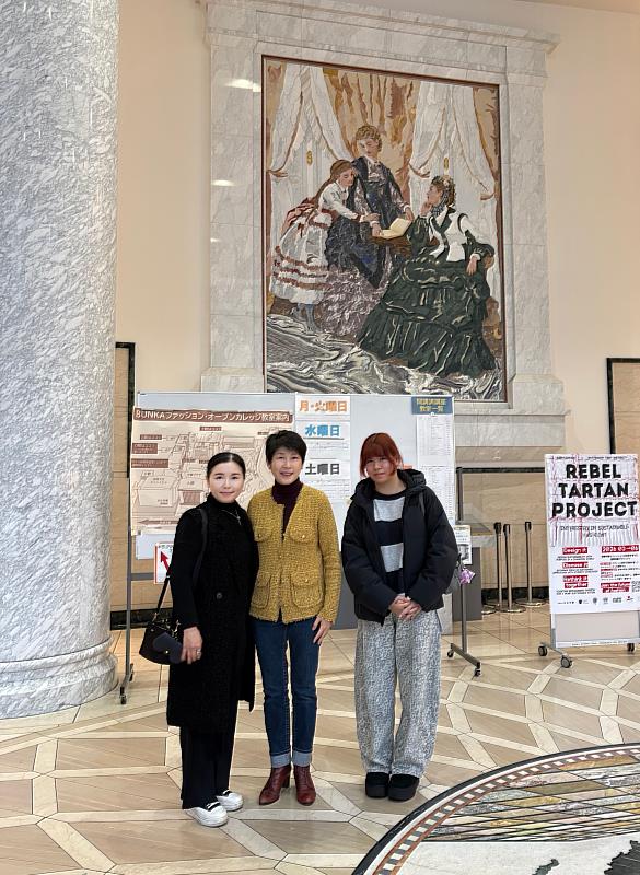 亞洲大學時尚系林靑玫主任（左1）帶領師生與日本東京文化學園大學服裝學院辛院長（中）交流合影。