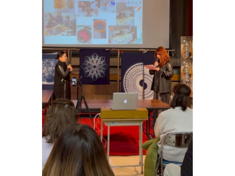 林靑玫主任（左）與學生簡嘉瑩（右）進行染色作品英日文成果發表。