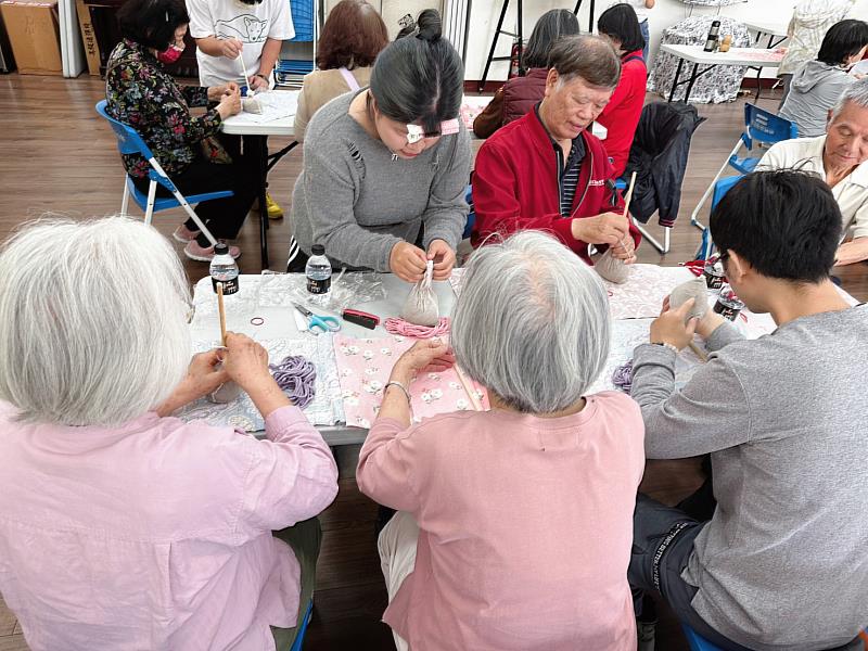 夢想成形、青春前行！屏東青年學子走入社區 暖心陪伴銀髮長者