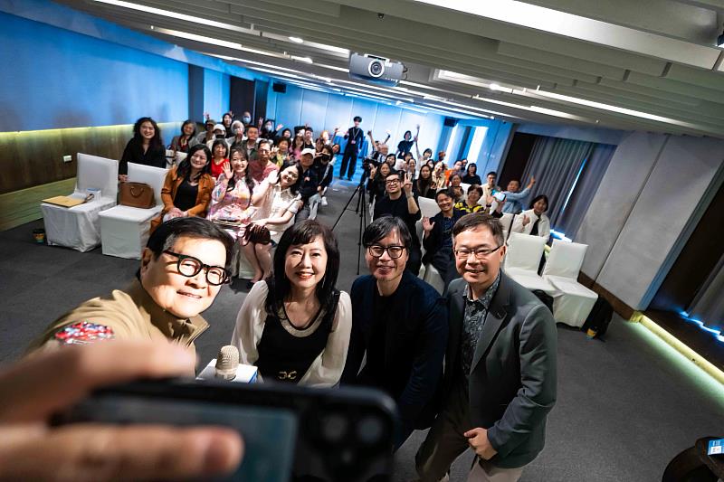 南方策動：南國美館 × 南美館的區域文化實踐講座現場。（左起：主持人陸潔民、畫廊協會理事長暨臺南市美術館董事長游文玫、臺南國家美術館籌備處主任黃宏文、臺南市美術館館長龔卓軍）