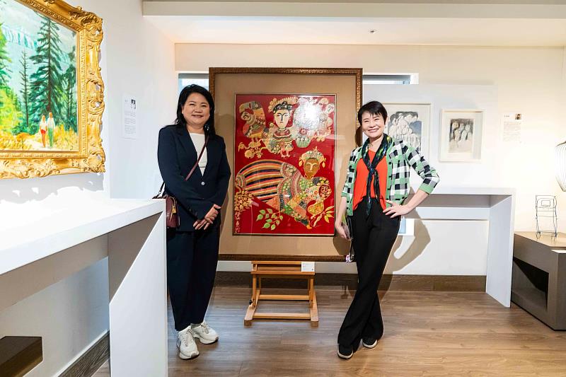 文化部藝術發展司周雅菁司長（右）與畫廊協會理事長陳菁螢（左）參觀尊彩藝術中心展出的洪通作品。