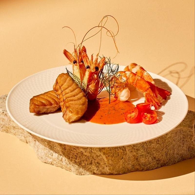 即日起至4月30日期間，於全台王品牛排內用消費2客套餐，出示官網活動畫面，或將用餐美照分享社群，就款待價值689元的「嫩煎鮪魚鮮蝦佐海鮮醬」1份。