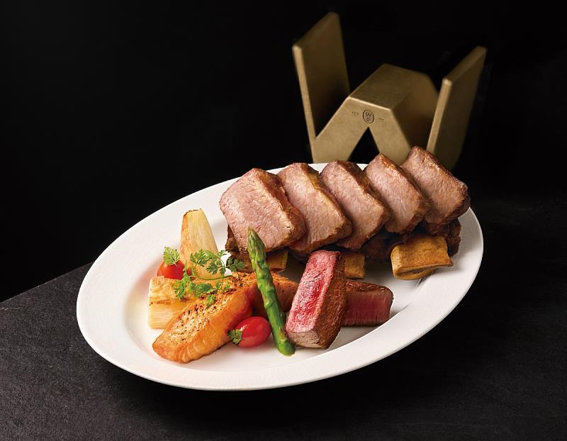 「王品牛排」新雙人主餐「王者盛宴」集結牛小排、鮮嫩菲力與柚香鮭魚3大經典菜色。