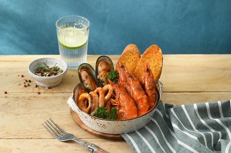 即日起至4月30日期間，只要到全台西堤內用消費2客經典套餐，並出示西堤活動畫面，每桌即可獲得「馬賽海鮮拼盤」1份。