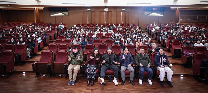 文化大學大傳系透過業界講座深化實務教學，邀請系友返校與師生合影交流。