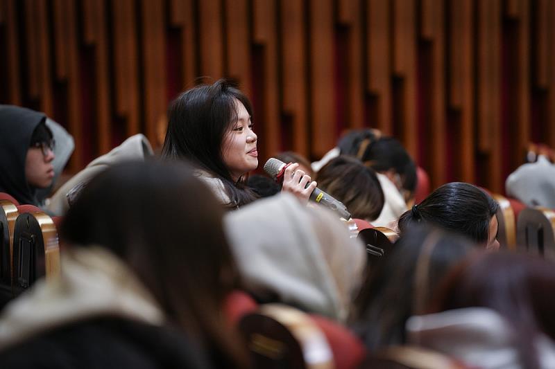 兩屆廣播金鐘獎得主賴可分享從校園走向專業媒體人的成長歷程，鼓勵學生勇於嘗試、累積實務經驗，現場與文化大學大傳系學生交流媒體產業與未來發展。