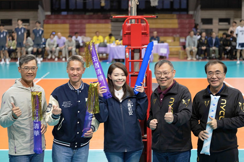 Hsinchu City Mayor Ann Kao visited before the volleyball match to offer encouragement to the players and event staff.