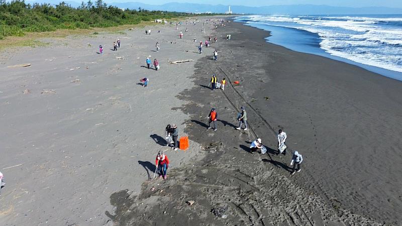 救國團辦理「青春造夢 共築永續淨灘行動」 青年關懷環境蘇澳大坑罟淨灘