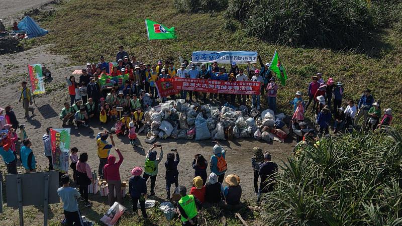 救國團辦理「青春造夢 共築永續淨灘行動」 青年關懷環境蘇澳大坑罟淨灘