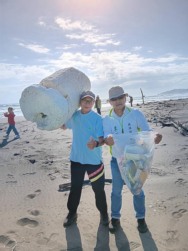 救國團辦理「青春造夢共築永續淨灘行動」 青年關懷環境蘇澳大坑罟淨灘