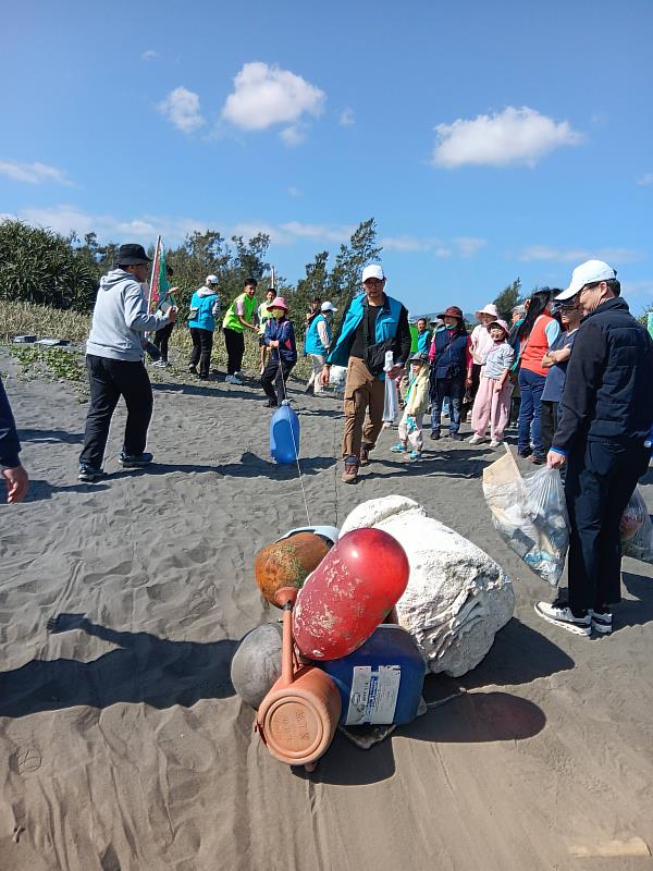 救國團辦理「青春造夢 共築永續淨灘行動」 青年關懷環境蘇澳大坑罟淨灘