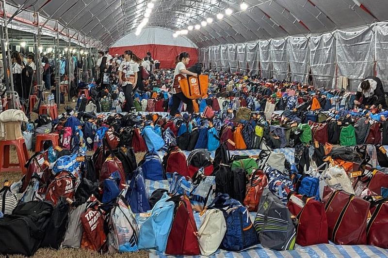 南大志工團隊於古都馬賽事現場協助選手衣物保管與裝備寄放服務，確保跑者安心參賽、賽事流程順利進行。