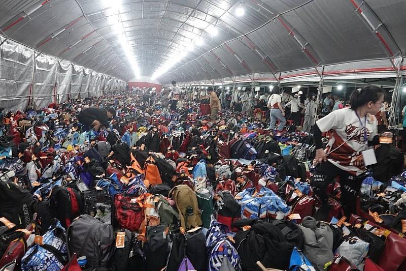 南大師生在古都馬衣物寄放區協助整理與管理跑者裝備，提供賽事後勤服務，展現南大志工團隊的合作與效率。