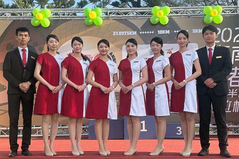 南大近110名師生投入「臺南古都國際半程馬拉松」志工服務，清晨集合支援賽事運作，以實際行動參與臺南年度路跑盛事。