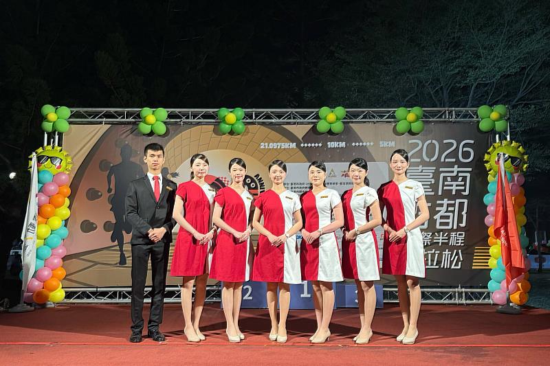 南大志工團隊支援古都馬頒獎典禮現場事務，近110名師生共同參與臺南年度運動賽事服務。