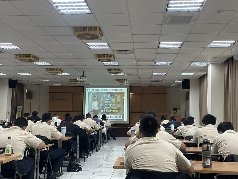 邀請高雄市女性權益促進會王紫菡秘書長針對替代役男講述數位時代親密關係互動隱藏的危機。