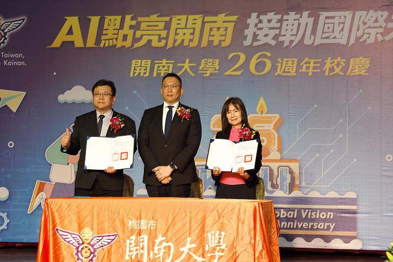 由開南大學董事長顏志光(中)、校長郭鐘達(左)與開南中學校長劉美惠共同完成簽署開南學園聯盟合作備忘錄。